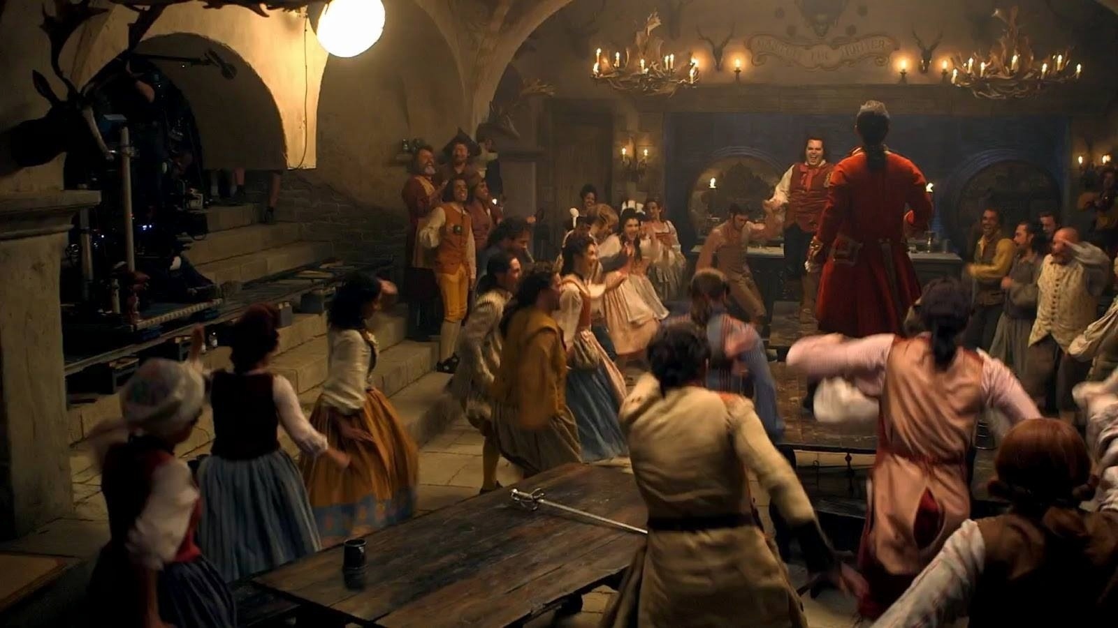 Ao fundo, os personagens Le Fou (Josh Gad) e Gaston (Luke Evans) - Reprodução/Facebook