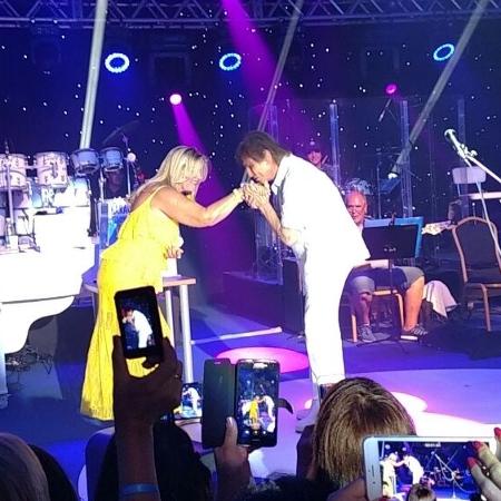 Roberto Carlos dança e beija a mão de Carmem Silveira, vencedora do karaokê do Projeto Emoções Praia do Forte - Paulo Pacheco/UOL - Paulo Pacheco/UOL