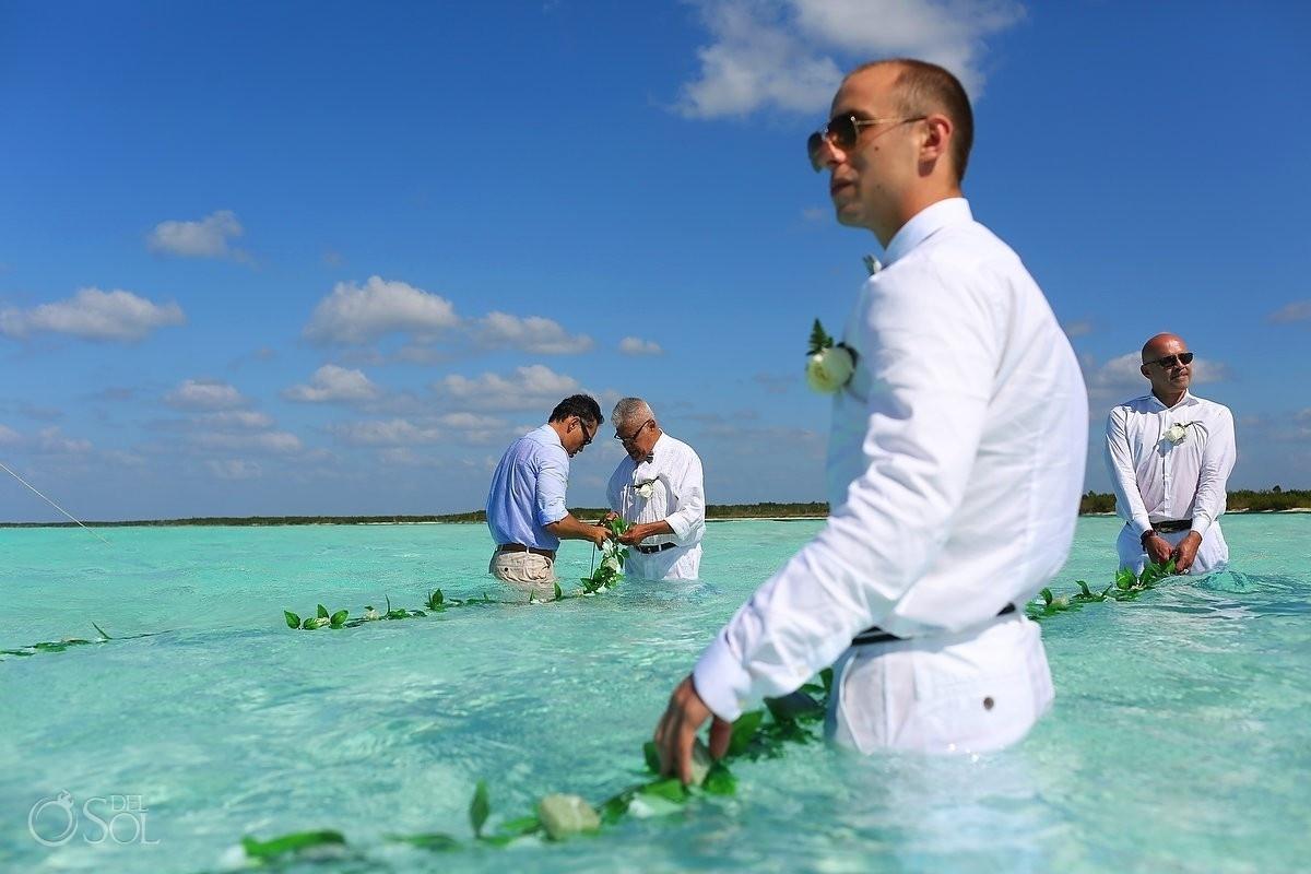 Para levar os convidados ao local do casamento, foram usados dois barcos e um catamarã. Na foto, os padrinhos ajudam a decorar a nave, local por onde os noivos vão passar para chegar ao "altar" - Del Sol Photography/Reprodução
