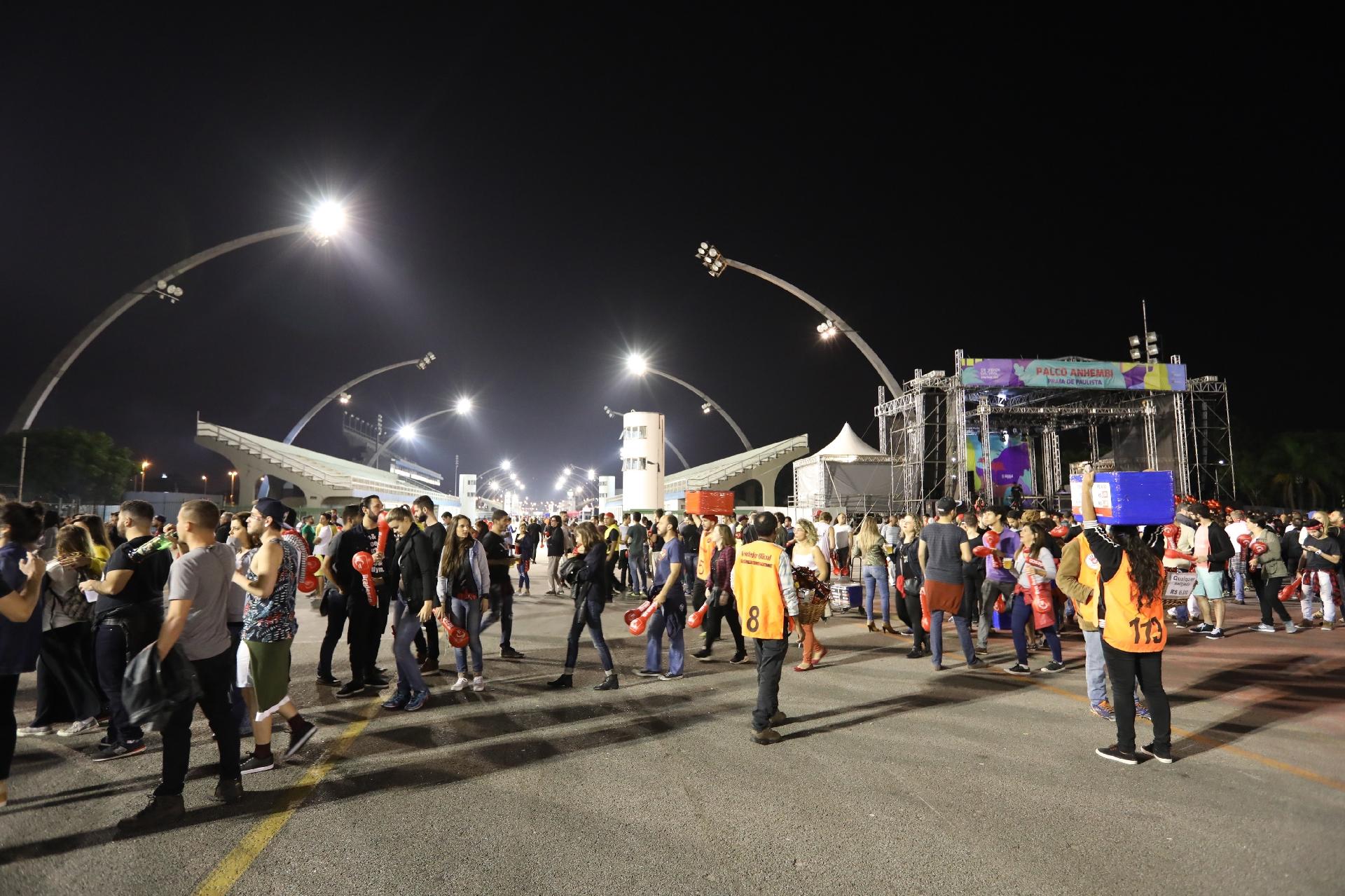 Público ocupa o Sambódromo do Anhembi para a primeira noite da Virada Cultural 2017 - Simon Plestenjak/UOL