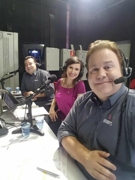 Paula Ivoglio com o narrador Rômulo Mendonça e o comentarista Paulo Mancha - Divulgação - Divulgação