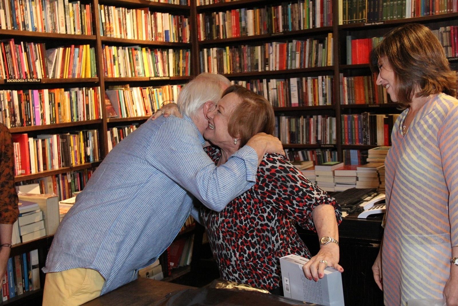 Nicette Bruno e Beth Goulart no lançamento da "Biografia de Televisão Brasileira", dos jornalistas Flávio Ricco e José Armando Vannucci, no Rio - Wallace Barbosa/AgNews