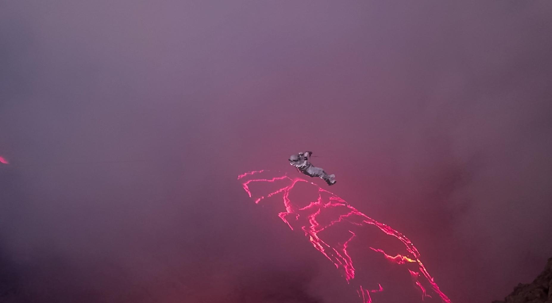 Médica Karina Oliani atravessa o vulcão Erta Ale, na Etiópia - Marcelo Rabelo/Divulgação