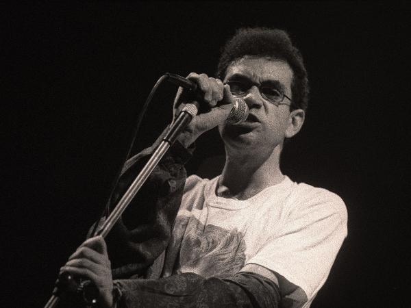 Renato Russo em 1990, no show da banda Legião Urbana no Parque Antarctica, em São Paulo