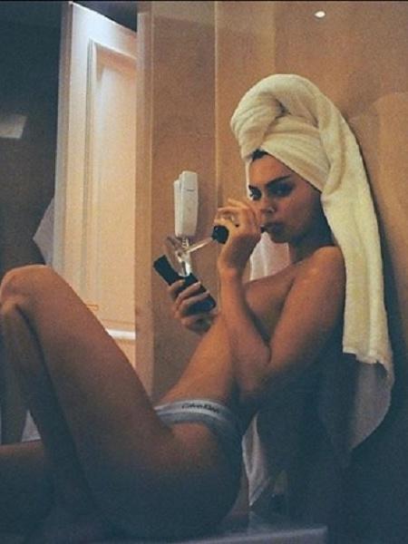 Kendall Jenner bebendo vinho - Reprodução/ Instagram