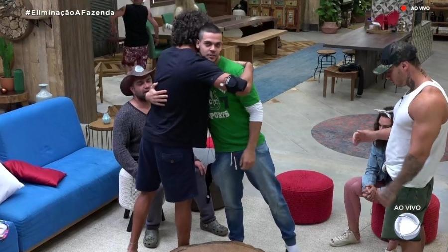 João e Caique se abraçam antes de realizar a prova de fogo  - Reprodução/RecordTV