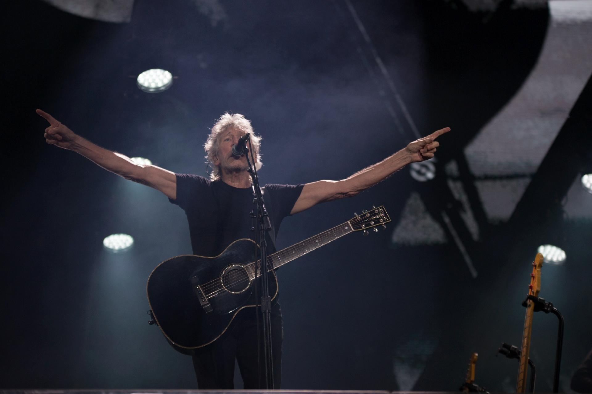 Com menos teor político, Waters encerrou a turnê brasileira com um show mais curto, sem "Mother", por causa da chuva - Leo Caobelli/UOL