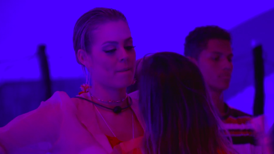 Isabella conversa com Carol na festa Aqualoucos - Reprodução/GloboPlay