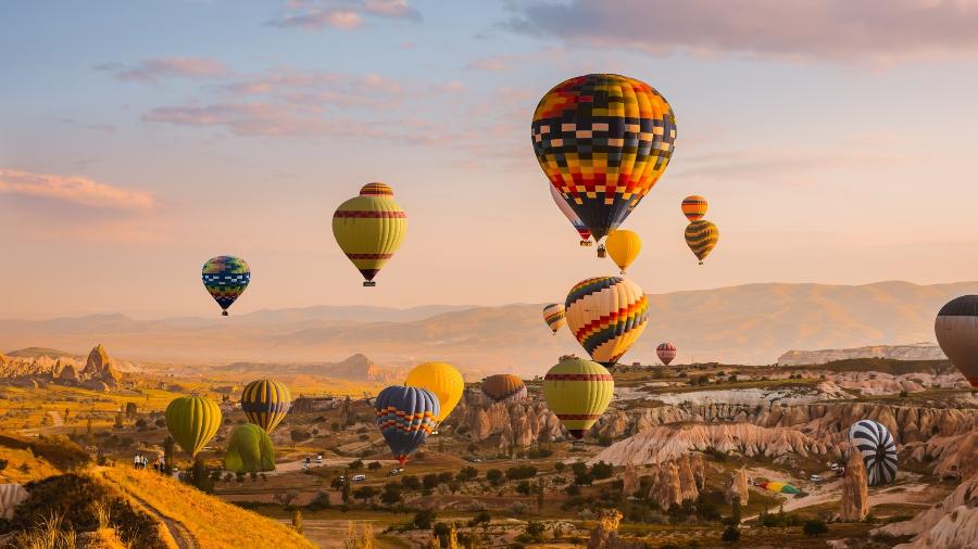 Vacinados poderão voltar à Capadócia, na Turquia, para os lindos voos de balão sem necessidade de quarentena - kotangens/Getty Images/iStockphoto