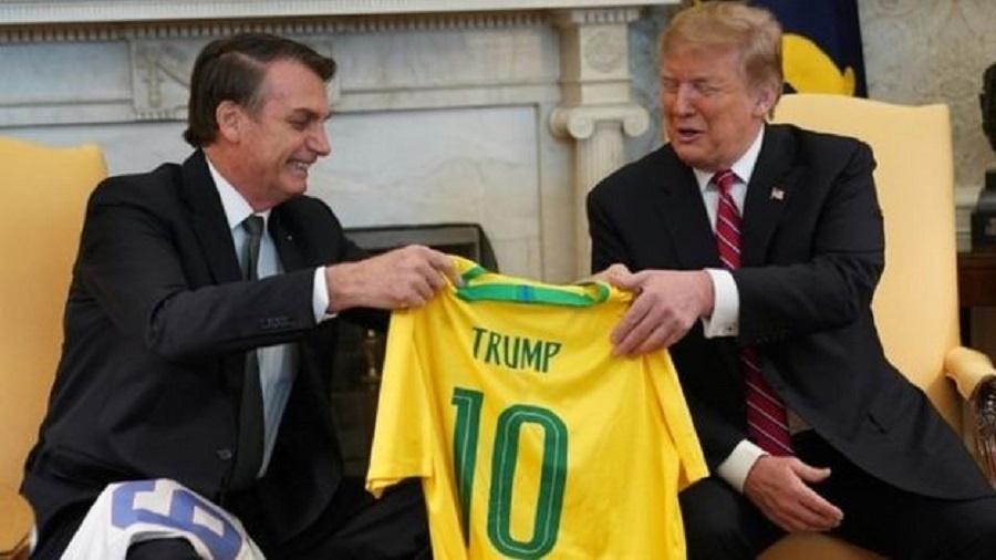 Bolsonaro entrega camisa da seleção brasileira a Donald Trump - Getty Images