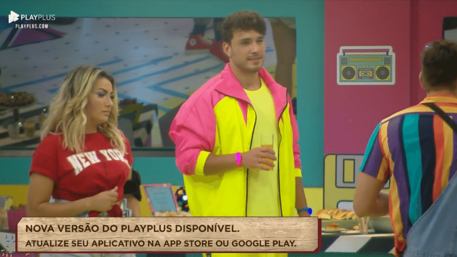 Lucas observa Rodrigo e Sabrina durante festa - Reprodução/PlayPlus