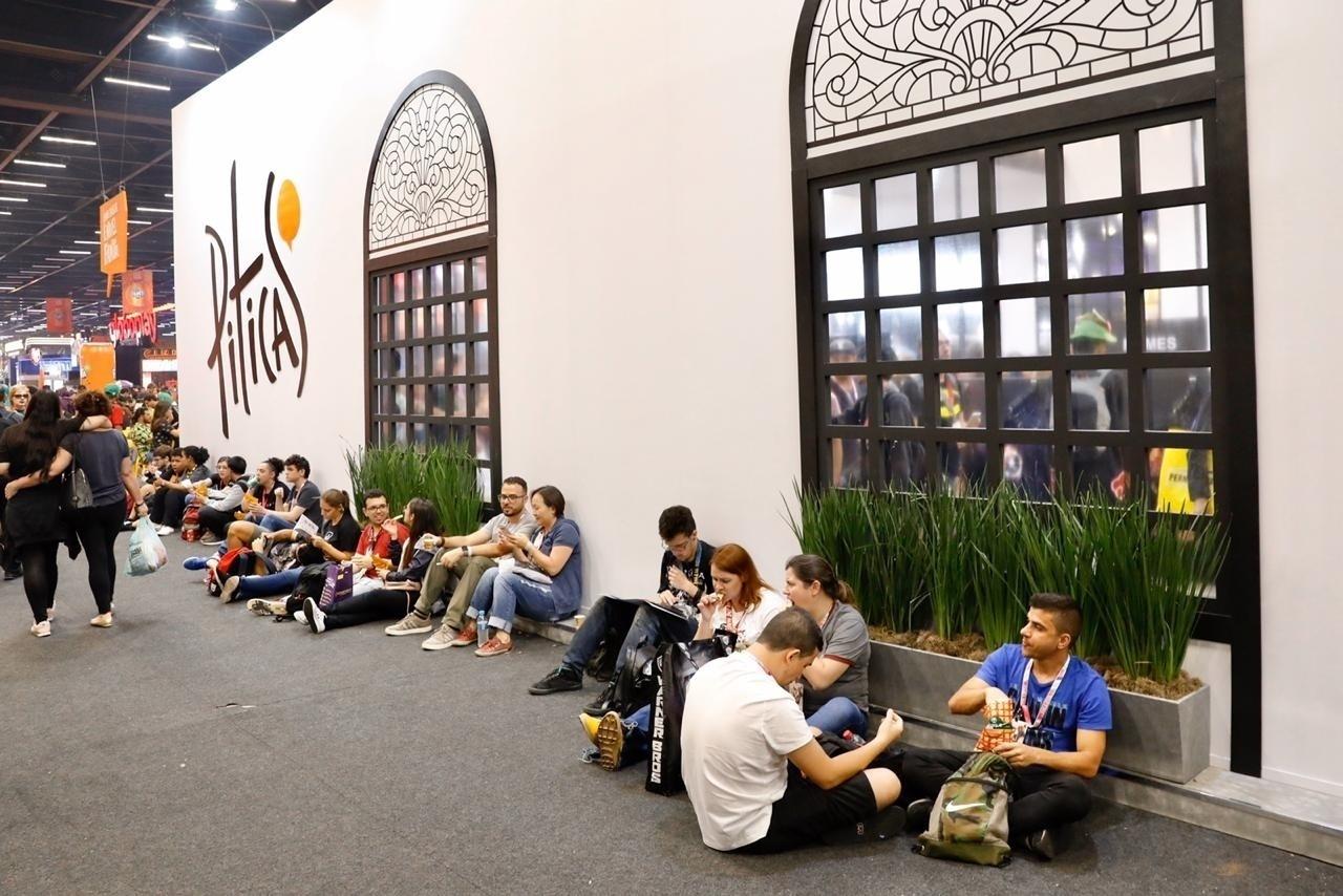 Público faz uma pausa para descansar na CCXP 2019 - Mariana Perkin/UOL