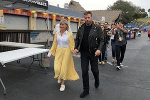 Nostalgia | John Travolta e Olivia Newton-John aparecem com figurino de Grease