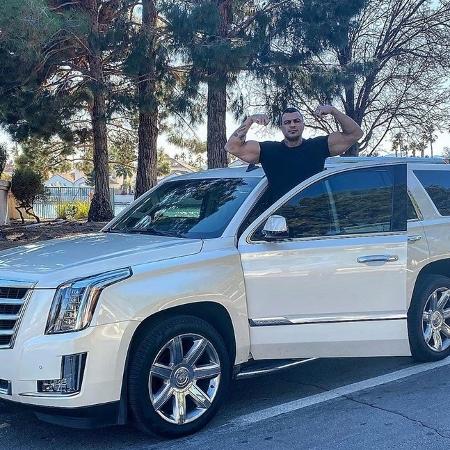 Kleber Bambam posa com Cadillac Escalade - Reprodução