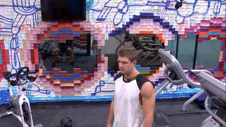 Lucas conversa com Felipe na academia -  - 