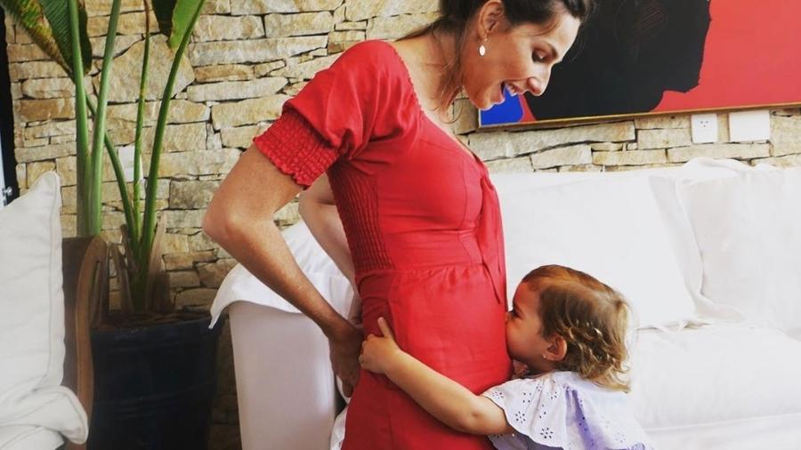 Mariana Weickert, grávida, e a primogênita Theresa - Reprodução/Instagram