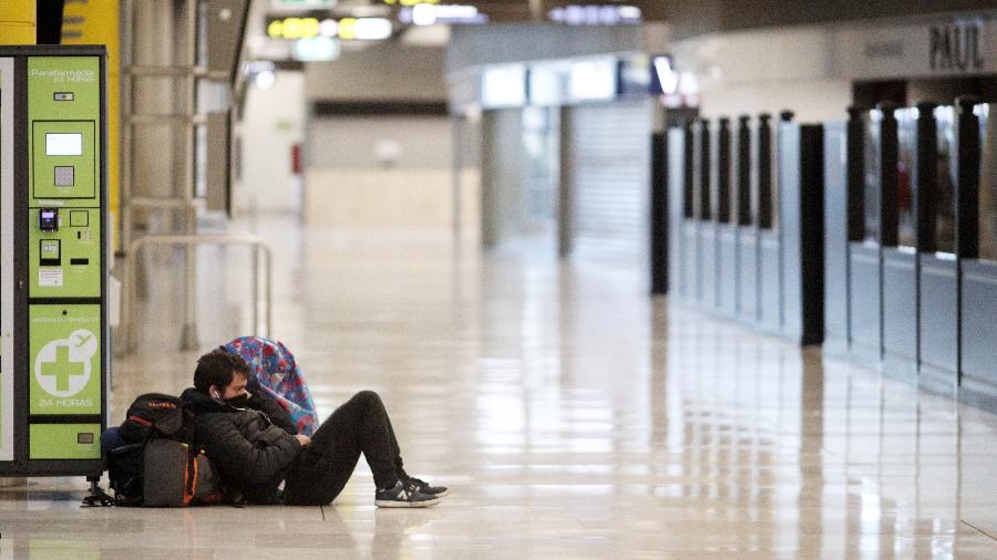 Aeroporto de Barajas, em Madri, vazio neste sábado - Getty Images