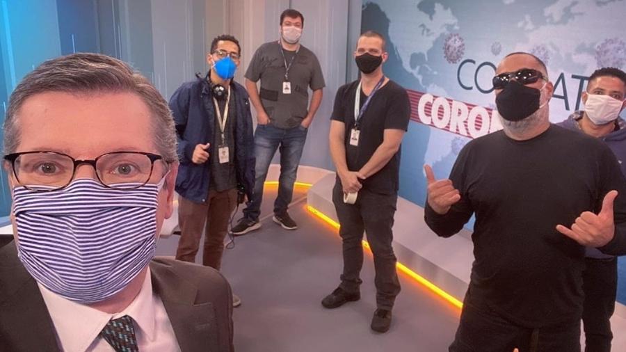 Apresentador Márcio Gomes de máscara ao lado da equipe do programa Combate ao Coronavírus - Reprodução/Instagram