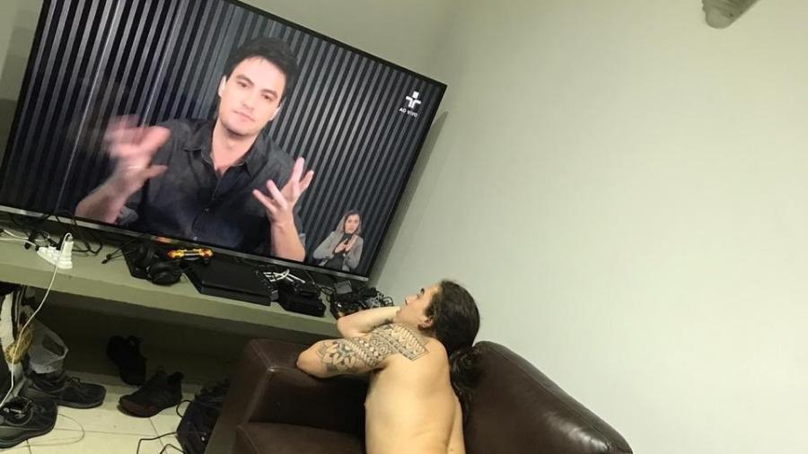 Whindersson Nunes posta foto pelado para assistir Roda Viva com Felipe Neto - Reprodução/Twitter