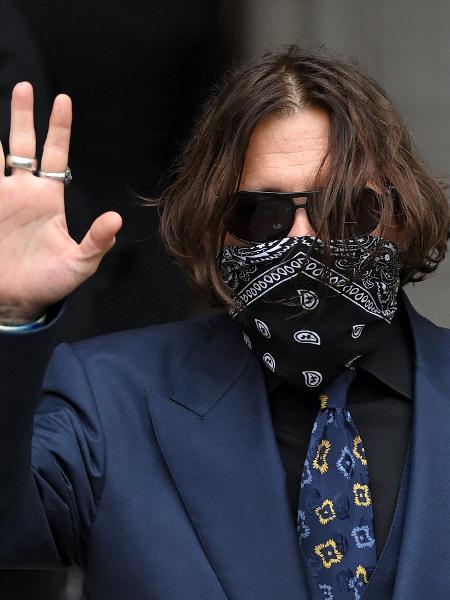 Johnny Depp usa bandana no rosto ao chegar para audiência em Londres - Getty Images