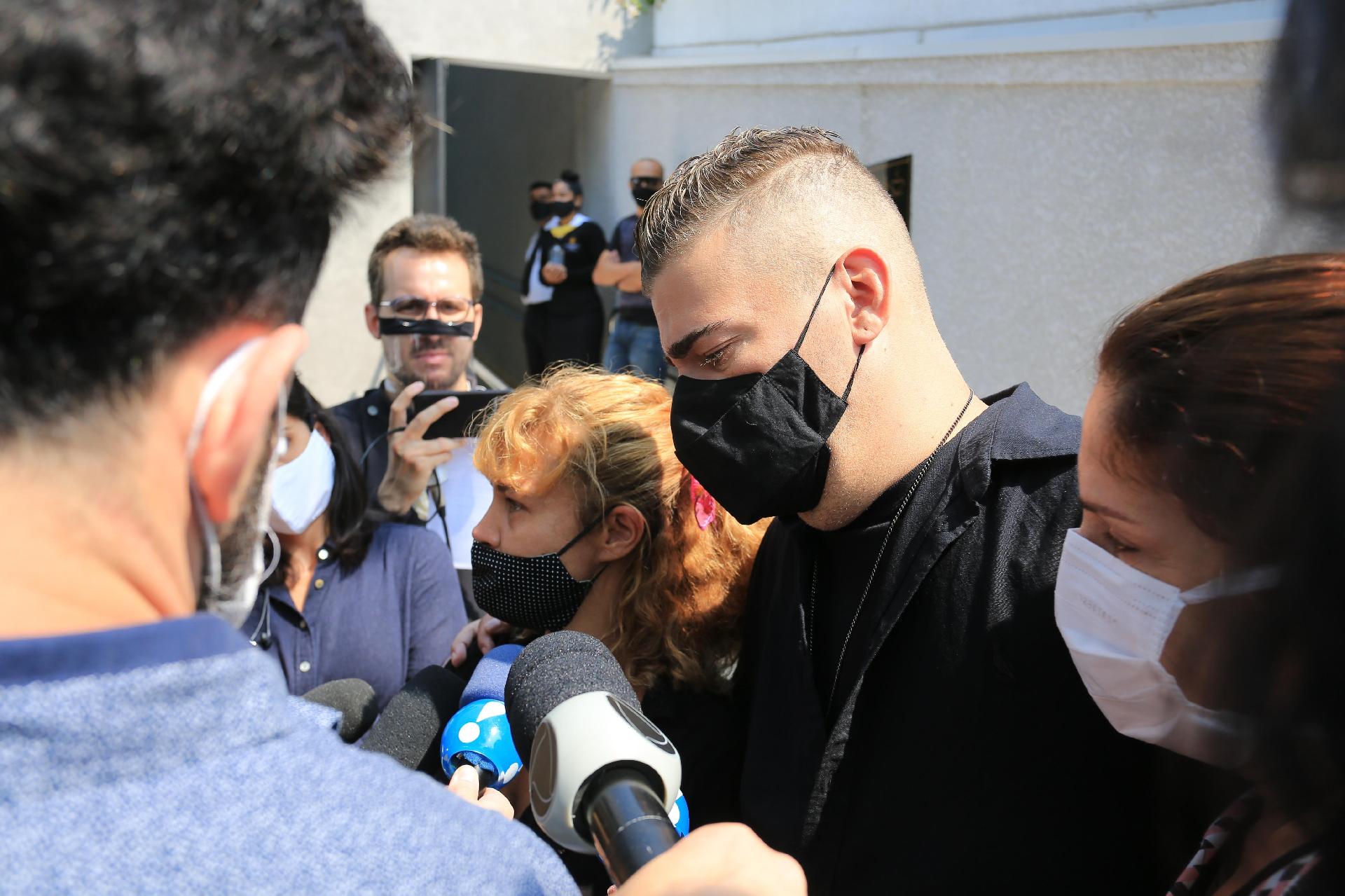 Rafael Vanucci e as irmãs Aretha e Amanda, no velório de Vanusa - Amauri Nehn/Brazil News