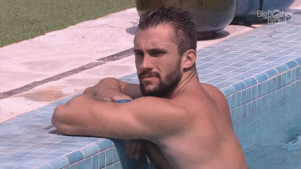 BBB 21: Arthur conversa na piscina - Reprodução/Globoplay