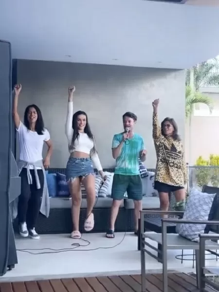 Juliette e família brincam de dançar na casa de Anitta - Reprodução/Instagram - Reprodução/Instagram