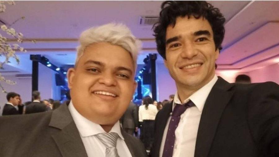 Caio Blat ao lado do filho, Antonio, em foto tirada na formatura do jovem - Reprodução/Instagram