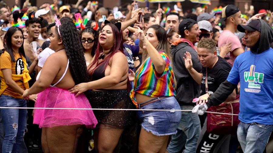 Público da Parada LGBT+ fantasiado e em clima de festa em São Paulo - André Porto/UOL