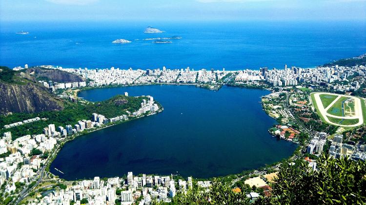 Vista aérea da Lagoa Rodrigo de Freitas. O bairro às margens da lagoa é o terceiro representante do Rio de Janeiro no ranking Vista aérea da Lagoa Rodrigo de Freitas. O bairro às margens da lagoa é o terceiro representante do Rio de Janeiro no ranking