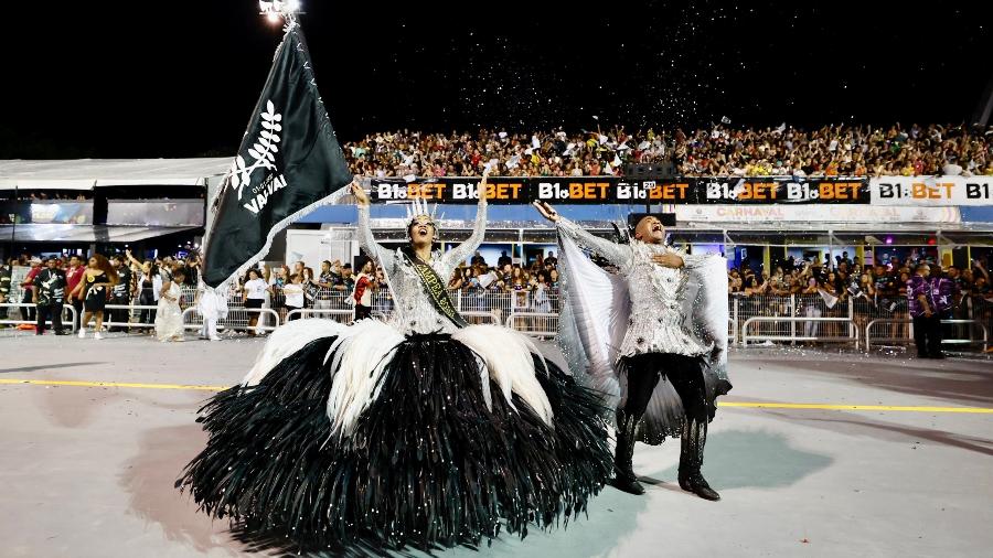 Casal de mestre-sala e porta-bandeira da Vai-Vai, campeã do Grupo de Acesso, no Desfile das Campeãs do Carnaval de São Paulo