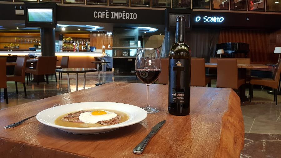 Bife à império e o vinho próprio do Café Império, em Lisboa - Reprodução/Facebook