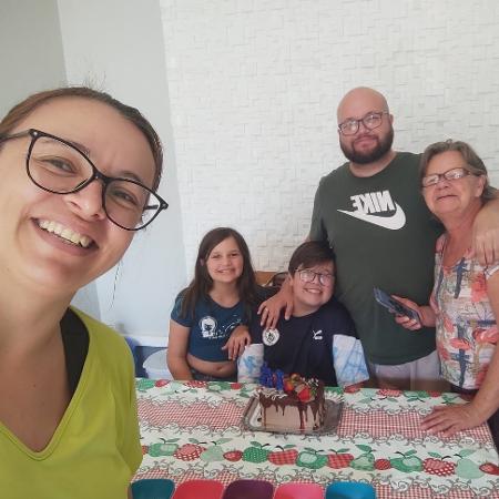 Danilo com a esposa, mãe e os filhos em foto atual