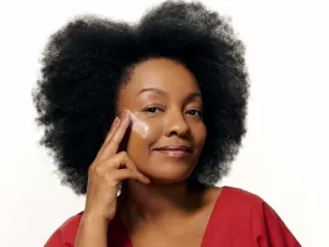 Ela criou marca de beleza para a mulher negra: 'Comprava base importada'