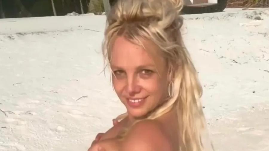 Britney Spears posa nua em praia
