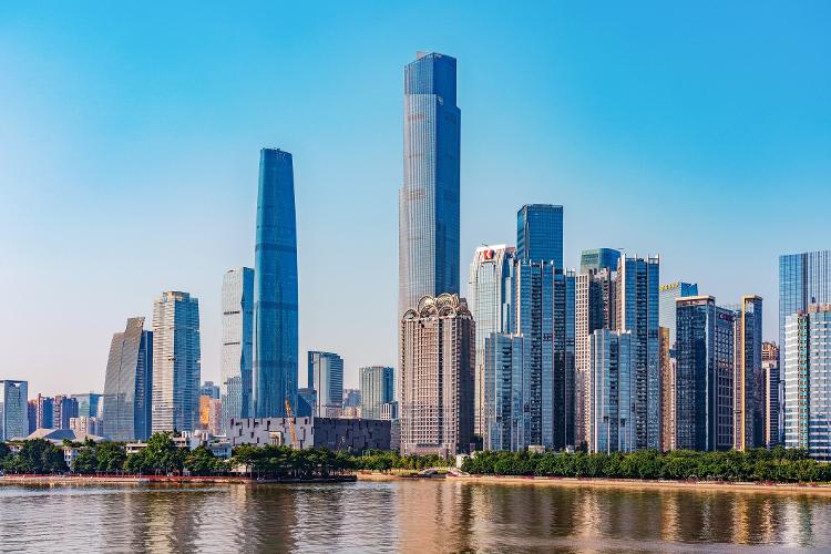 Guangzhou CTF Finance Centre (ao centro), em Ghangzhou, na China