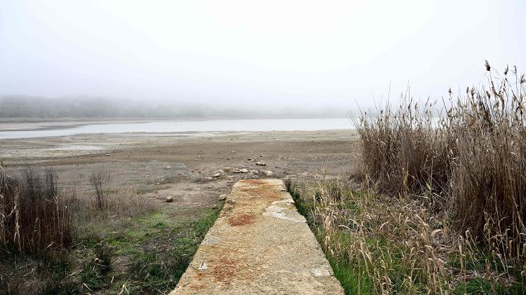Baixo nível da água no lago Pergusa devido à seca na Sicília