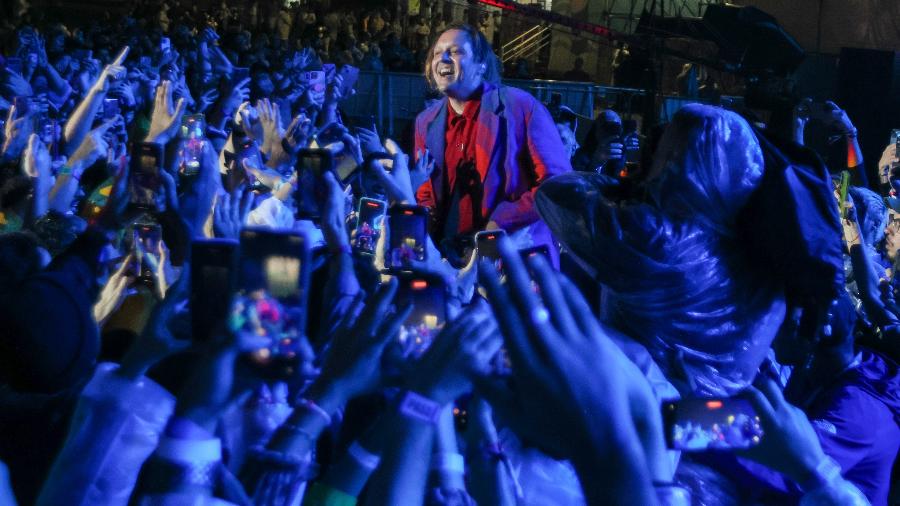 Win Butler, do Arcade Fire, canta com o público do Lollapalooza 2024