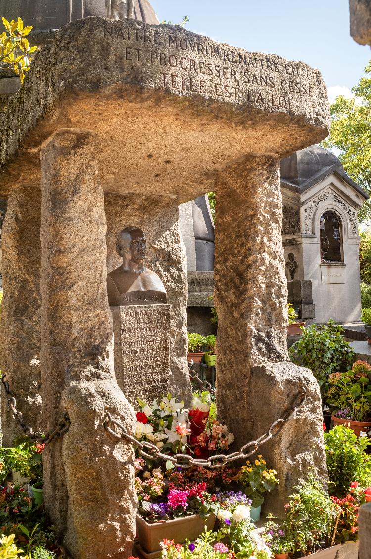 Túmulo de Allan Kardec, no Cemitério Pere Lachaise, em Paris Túmulo de Allan Kardec, no Cemitério Pere Lachaise, em Paris