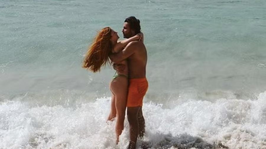 Marina Ruy Barbosa curte praia na Itália com o noivo, Abdul Fares