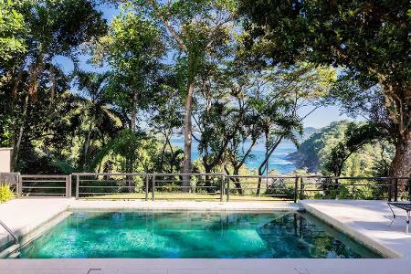 Piscina e churrasqueira privativas com vista para o litoral