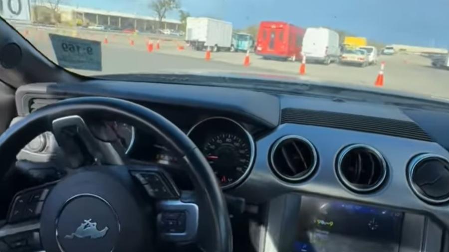 Dono bate Ford Mustang em saída de concessionária Dono bate Ford Mustang em saída de concessionária