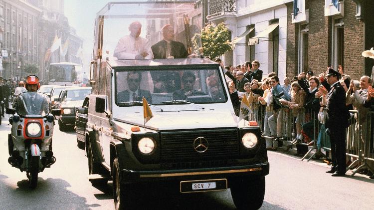 Papa João Paulo II no papamóvel feito à base do Mercedes-Benz 230 G tinhas placas do Vaticano com matrícula SCV 7 Papa João Paulo II no papamóvel feito à base do Mercedes-Benz 230 G tinhas placas do Vaticano com matrícula SCV 7
