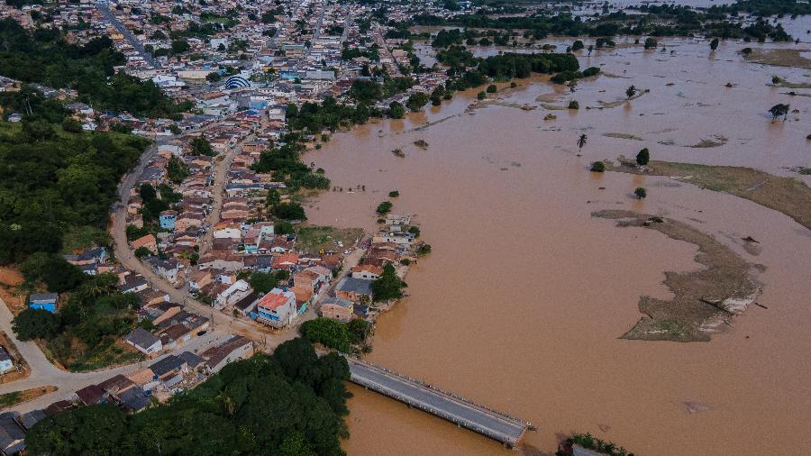 Ponte caída por conta da chuva no bairro Várzea Alegre, no município de Itamarajú, interior do estado da Bahia