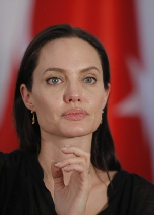 20.jun.2015 - Angelina Jolie em visita a um campo de refugiados da Síria - EFE
