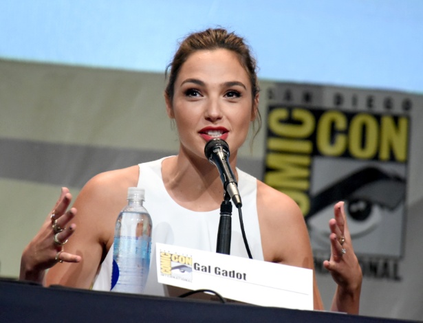 11.jul.2015 - Gal Gadot, a Mulher Maravilha, participa de painel de "Batman Vs Superman" na San Diego Comic-Con - Kevin Winter/Getty Images