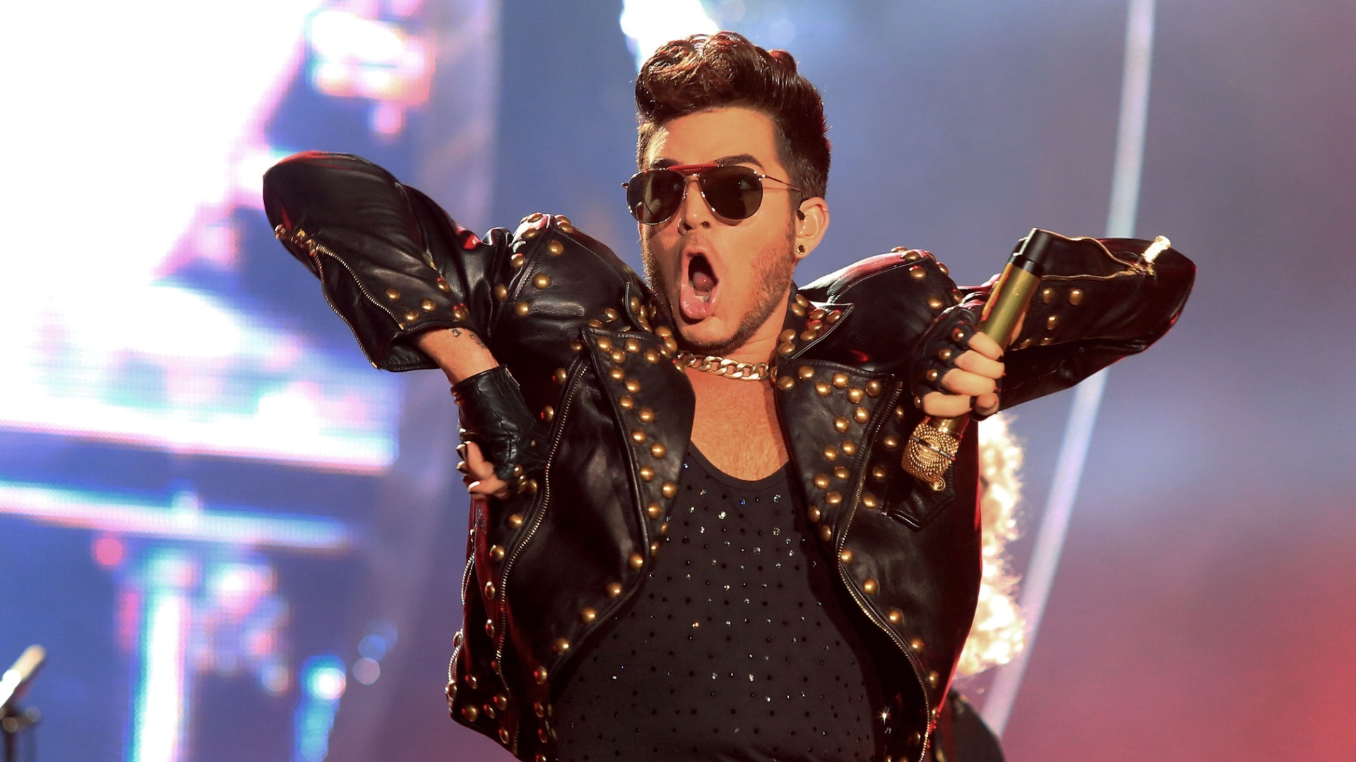 18.set.2015 - Adam Lambert canta à frente do Queen em homenagem a Freddie Mercury no Rock in Rio 2015. A banda inglesa tem longa história no festival, sendo a primeira a fechar para se apresentar em 1985 - Marco Antônio Teixeira/UOL