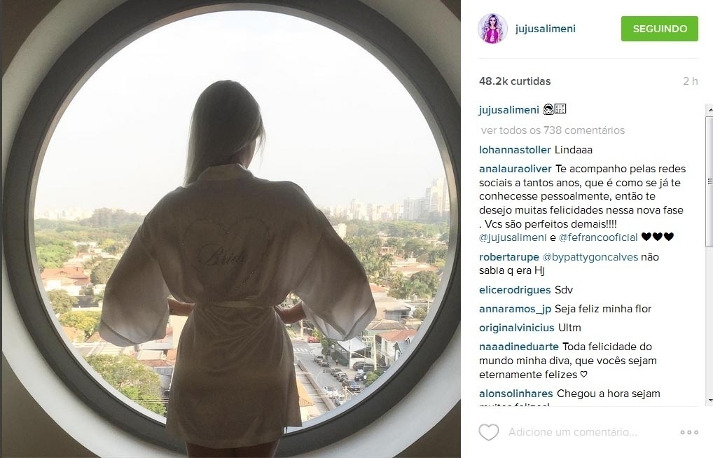 25.set.2015-  Juju Salimeni aparece com um roupão escrito bride (noiva, em inglês) enquanto se arruma em um hotel de São Paulo para o grande dia - Reprodução/Instagram