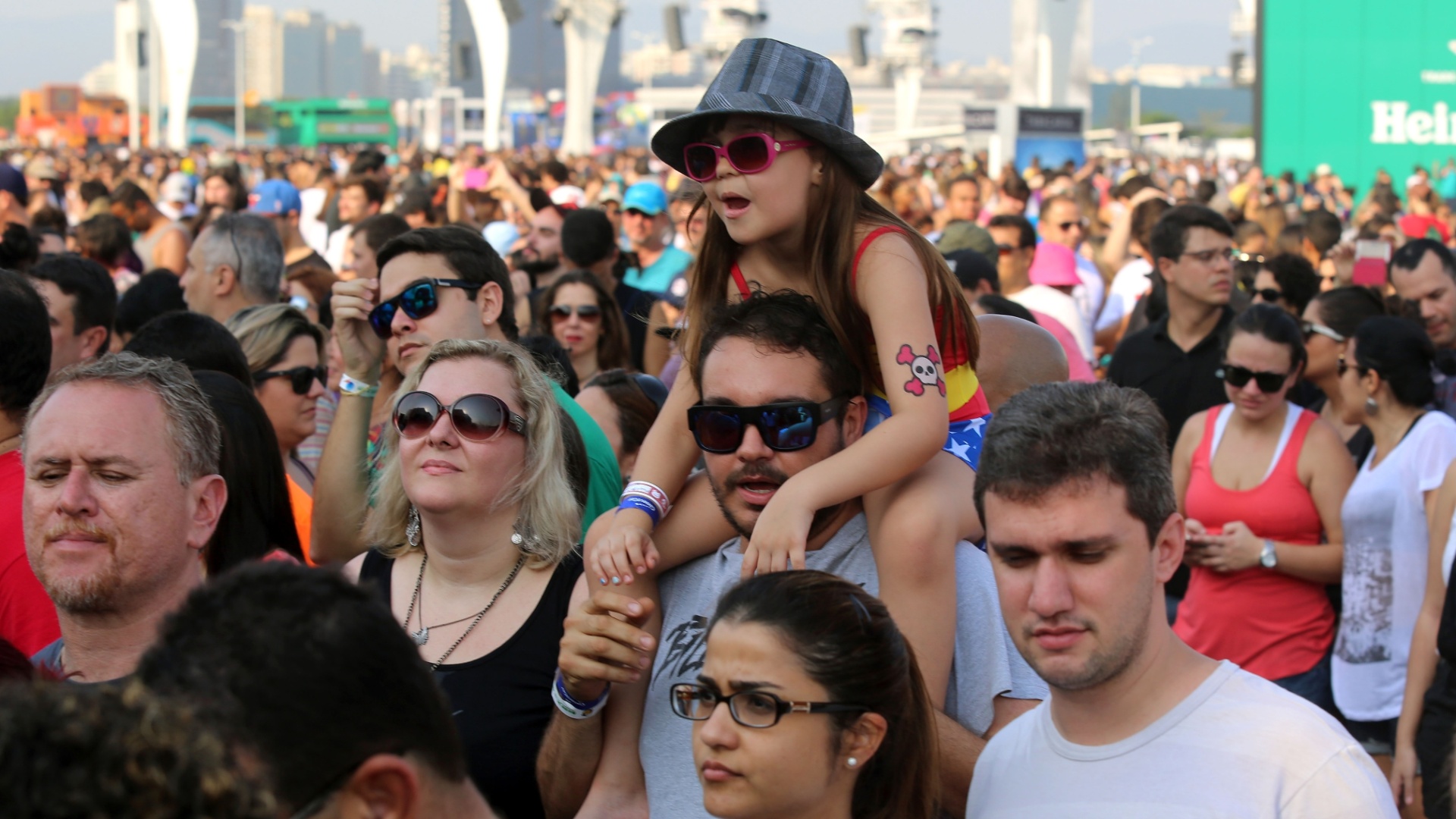 27.set.2015 - No último dia de Rock in Rio 2015, Katy Perry traz um público bem jovem à Cidade do Rock, e seus pais. - Fernando Maia/UOLFernando Maia/UOL
