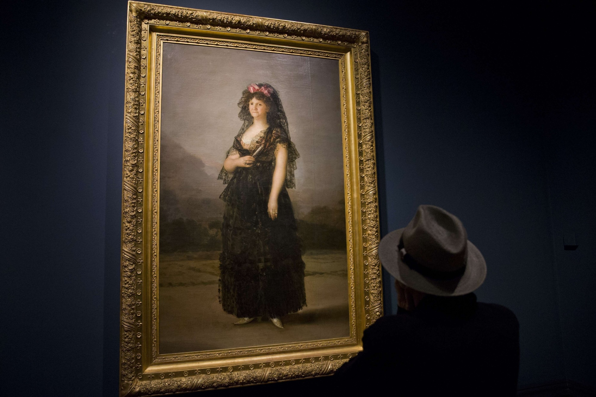 09.out.2015 - Visitante observa o retrato de "Maria Luisa wearing a Mantilla", pintura de Goya de 1799  - Facundo Arrizabalaga/EFE